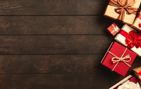Много коробок с подарками на деревянном фоне, шаблон для открытки 