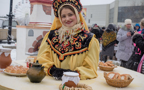 Beautiful young girl with a meal at the Carnival of 2018