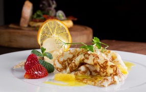 Блины с клубникой и лимоном на Масленицу