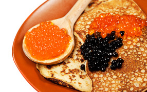 Румяные аппетитные блинчики с красной и черной икрой на Масленицу