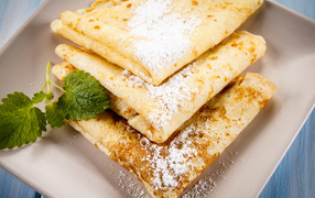 Тонкие блинчики с сахарной пудрой и листиком мяты на Масленицу 2018