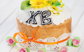 Пасхальный кулич с розочками на праздник