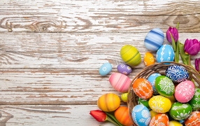 Пасхальные яйца на деревянном фоне, шаблон для открытки на Пасху