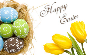 Желтые тюльпаны и крашеные яйца на Пасху
