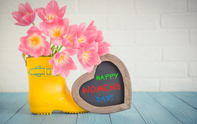 Букет розовых тюльпанов и деревянное сердце, подарок на 8 марта