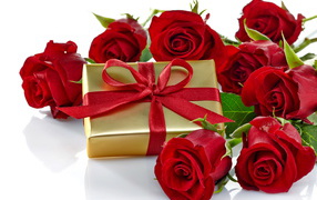 Подарок и букет красных роз на белом фоне к празднику 8 марта