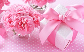 Букет розовых гвоздик и подарок любимой на 8 марта