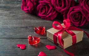 Букет роз, свечи и подарок любимой на Международный женский день 8 марта