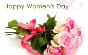 Букет роз в розовым бантиком на Международный женский день 8 марта