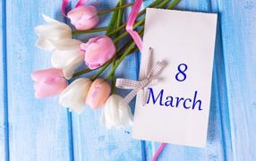Букет тюльпанов с открыткой на 8 марта на голубом фоне