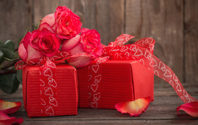 Два больших красных подарка и розы в подарок любимой на 8 марта