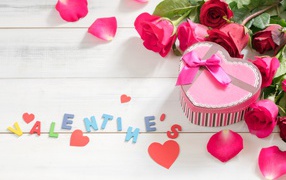 Подарок в форме сердца с розами на день Святого Валентина 14 февраля 