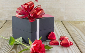 Большой подарок с бантом, роза и конфеты в форме сердца на 14 февраля 