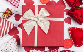 Большой подарок с сердечками на День Святого Валентина 14 февраля