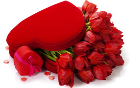 Большая коробка в форме сердца с красными тюльпанами на день Святого Валентина