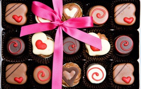 Шоколадные конфеты ассорти в подарок на День Святого Валентина 14 февраля
