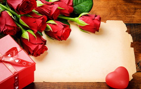 Лист бумаги, розы и подарок, шаблон для поздравительной открытки на День Святого Валентина
