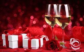 Два подарка и два бокала на красном фоне с розой на 14 февраля