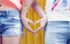 Влюбленная пара создает руками сердце