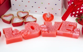 Декоративные свечи в форме сердца и буквы LOVE