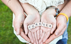 Руки влюбленной пары с надписью FOREVER