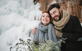 Влюбленная счастливая пара зимой