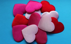 Разноцветные сердечки на голубом фоне