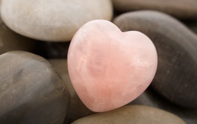 Розовый большой камень в форме сердца