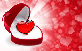 Красное сердце в красной ювелирной коробке