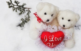 Два белых плюшевых медведя с сердечком