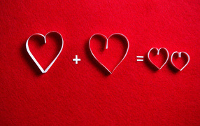 Белые бумажные сердечки на красном фоне