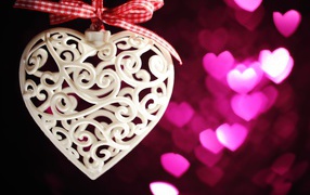 Плетеное белое сердце с бантом 