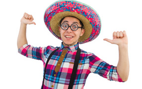 Веселый парень в очках и большой шляпе на белом фоне