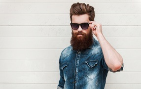 Красивый мужчина с бородой в черных очках 
