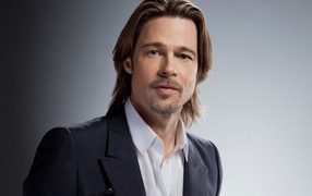 Актер Брэд Питт в костюме на сером фоне