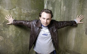 Актер Кристиан Слэйтер в куртке в старой комнате