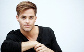 Красивый актер Крис Пайн в черной рубашке 