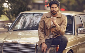 Индийский актер Дулкар Салман сидит на машине