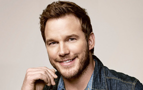 Популярный актер Крис Прэтт улыбается 