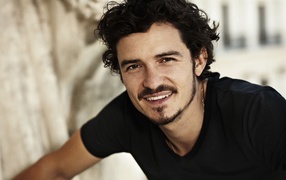 Улыбающийся мужчина, красивый популярный актер Орландо Блум