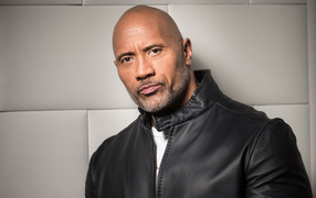 Стильный актер  Дуэйн Джонсон в черной кожаной куртке