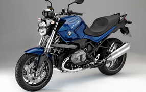 Синий мотоцикл BMW R1200R на сером фоне
