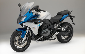 Быстрый мотоцикл BMW R1200RS 2015 года на сером фоне