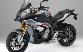 Серый мотоцикл BMW S1000 XR на сером фоне