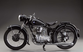 Мотоцикл BMW на сером фоне 