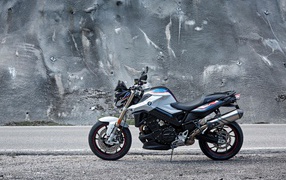 Стильный мотоцикл BMW F 800 R, 2017 у серой стены
