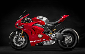 Красный мотоцикл  Ducati Panigale V4 R, 2019 года вид сбоку