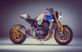 Мотоцикл Honda CB1000R 2018 года на сером фоне