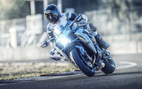 Мотоциклист на мотоцикле Kawasaki Ninja H2, 2019