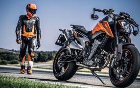 Спортивный мотоцикл KTM 790 Duke 2018 